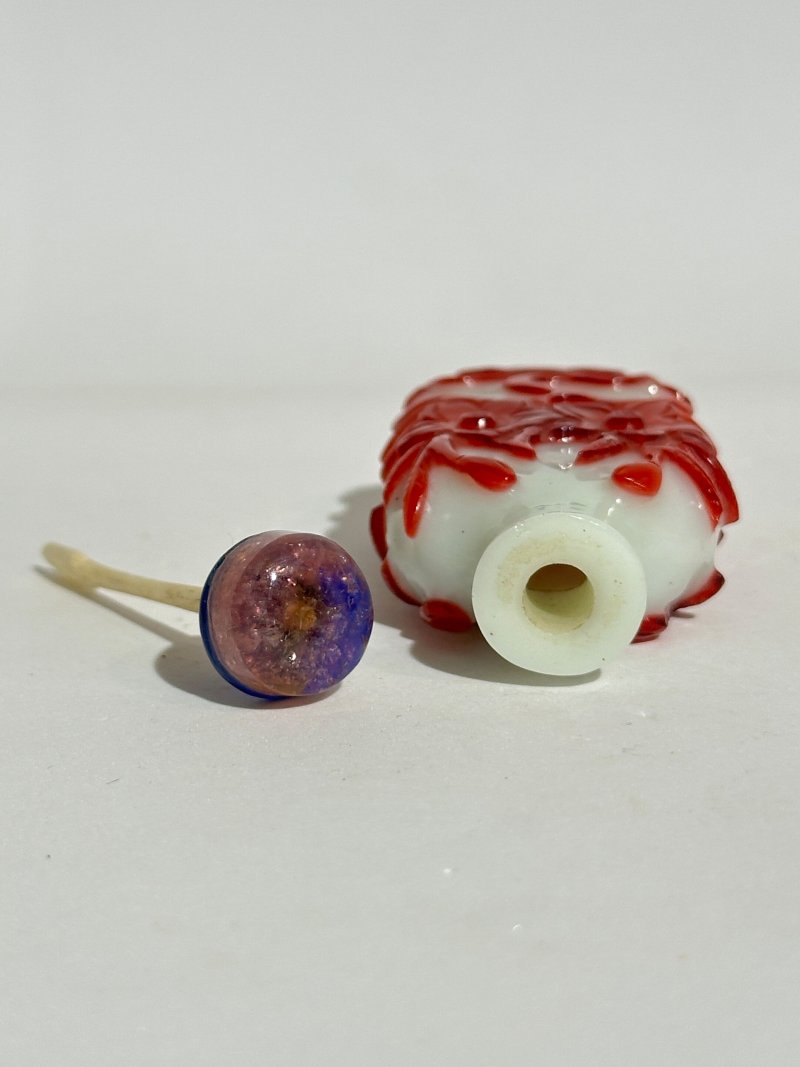 十九/二十世紀 白地套紅玻璃雙花紋、白地套三色玻璃花卉紋、透明地套紅玻璃壽字紋、涅白地套紅玻璃蝶花紋、霏雪地套紅玻璃一言九鼎紋、三腳鼎立紋、博古紋、透明地套黑玻璃一言九鼎紋鼻煙壺八件 | EIGHT OVERLAY GLASS SNUFF BOTTLES - 图42