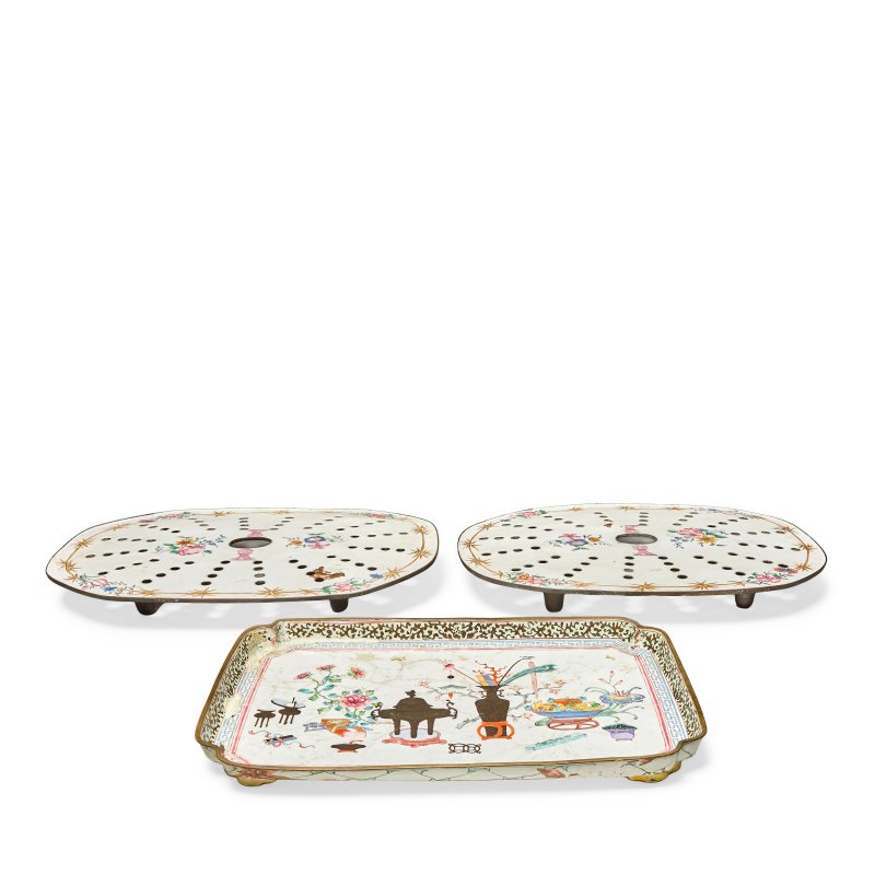 十八世紀 畫琺琅徽章紋瀝水盤一對及托盤一件 | A PAIR OF RARE PAINTED ENAMEL 'ARMORIAL' MAZARINES TOGETHER WITH A TRAY - 图2