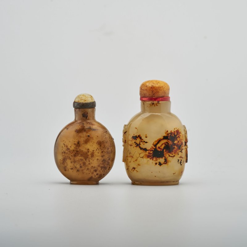 清十九世紀 影瑪瑙鼻煙壺兩件 | TWO SHADOW AGATE SNUFF BOTTLES - 图1