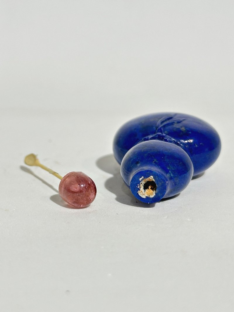 清中期 青金石葫蘆形包袱紋鼻煙壺 | A LAPIS LAZULI 'DOUBLE GOURD' SNUFF BOTTLE - 图4
