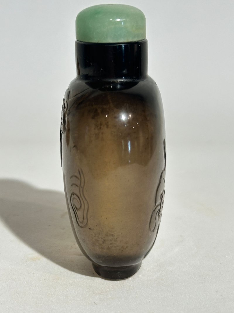 清十九世紀 雙聯瑪瑙、煙晶蝠紋鼻煙壺二件 | A SMOKY QUARTZ AND A CHALCEDONY AGATE DOUBLE SNUFF BOTTLE - 图6