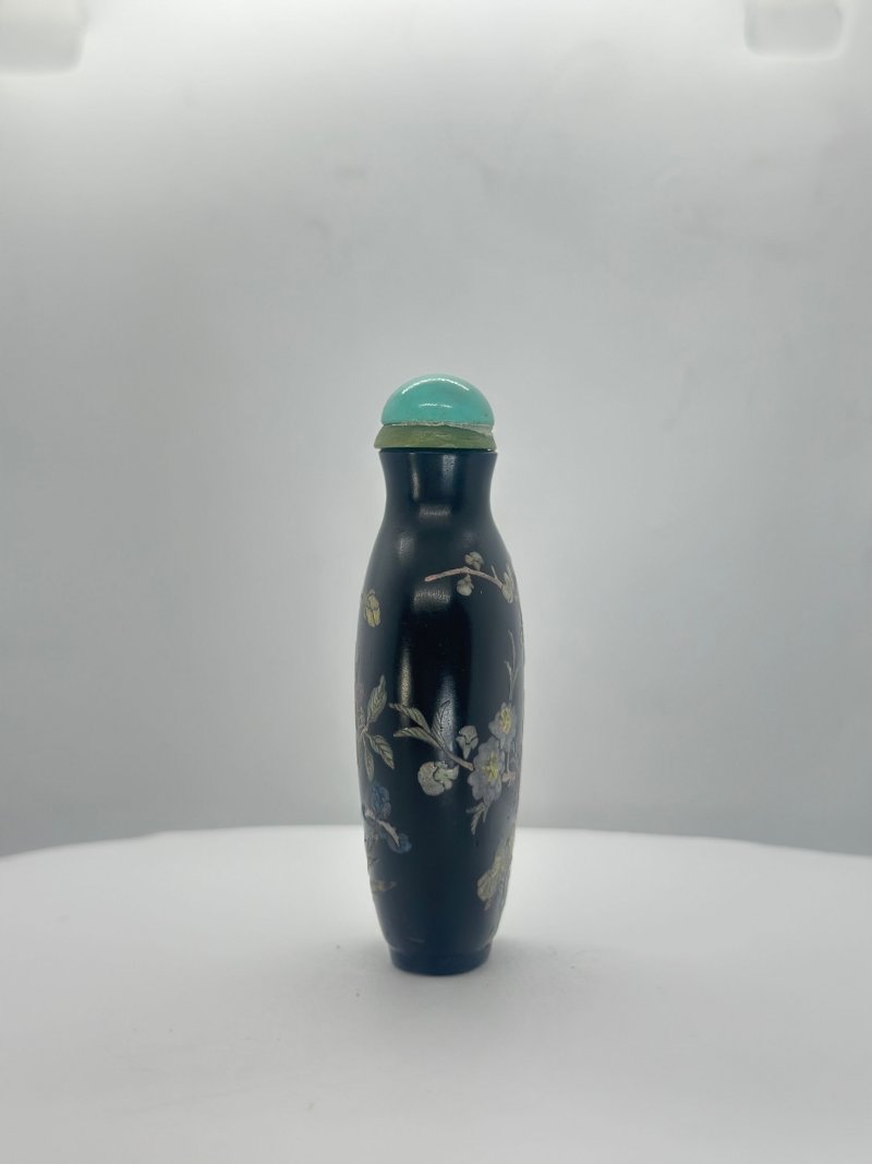 清1770-1820 黑玻璃畫琺瑯花卉紋鼻煙壺 ⌈乾隆年製⌋篆書款 | AN ENAMELLED BLACK GLASS 'FLORAL' SNUFF BOTTLE - 图7