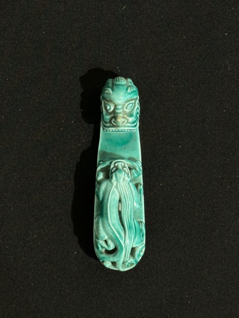 清十九世紀 孔雀綠釉龍紋帶鈎 | A GREEN-GLAZED 'DRAGON' BELT BUCKLE - 图6