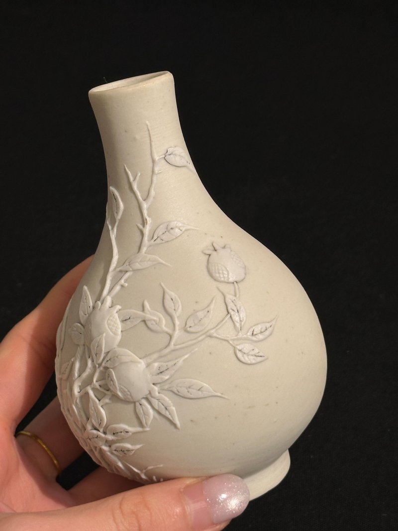 民國 澀胎石榴紋瓶 | A BISCUIT PORCELAIN 'POMEGRANATE' VASE - 图5
