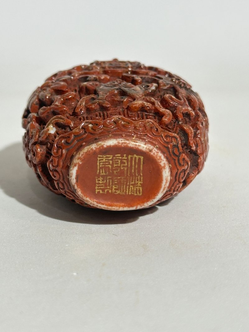 清十九世紀 粉彩模製⌈八仙過海⌋、紅釉模製⌈八寶⌋鼻煙壺二件 | A FAMILLE ROSE AND AN IRON-RED MOULDED SNUFF BOTTLE - 图13