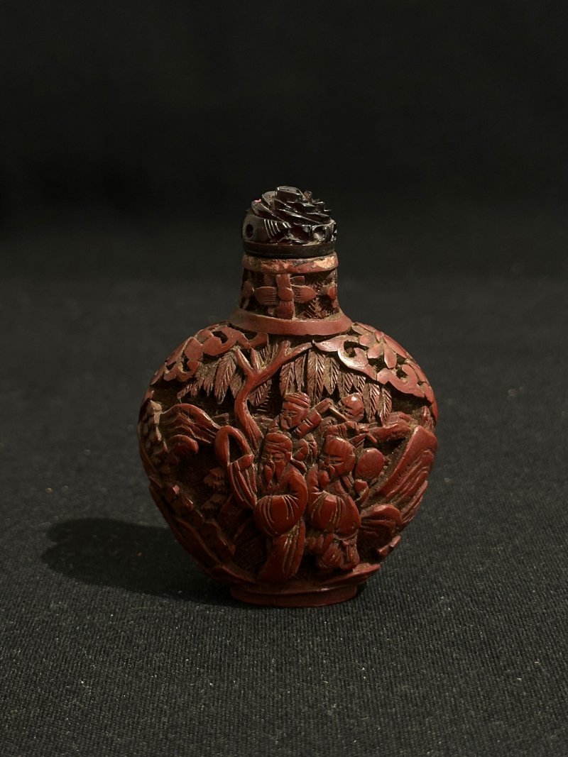 清十九世紀 剔紅人物紋鼻煙壺二件 | TWO CINNABAR LACQUER SNUFF BOTTLES - 图10