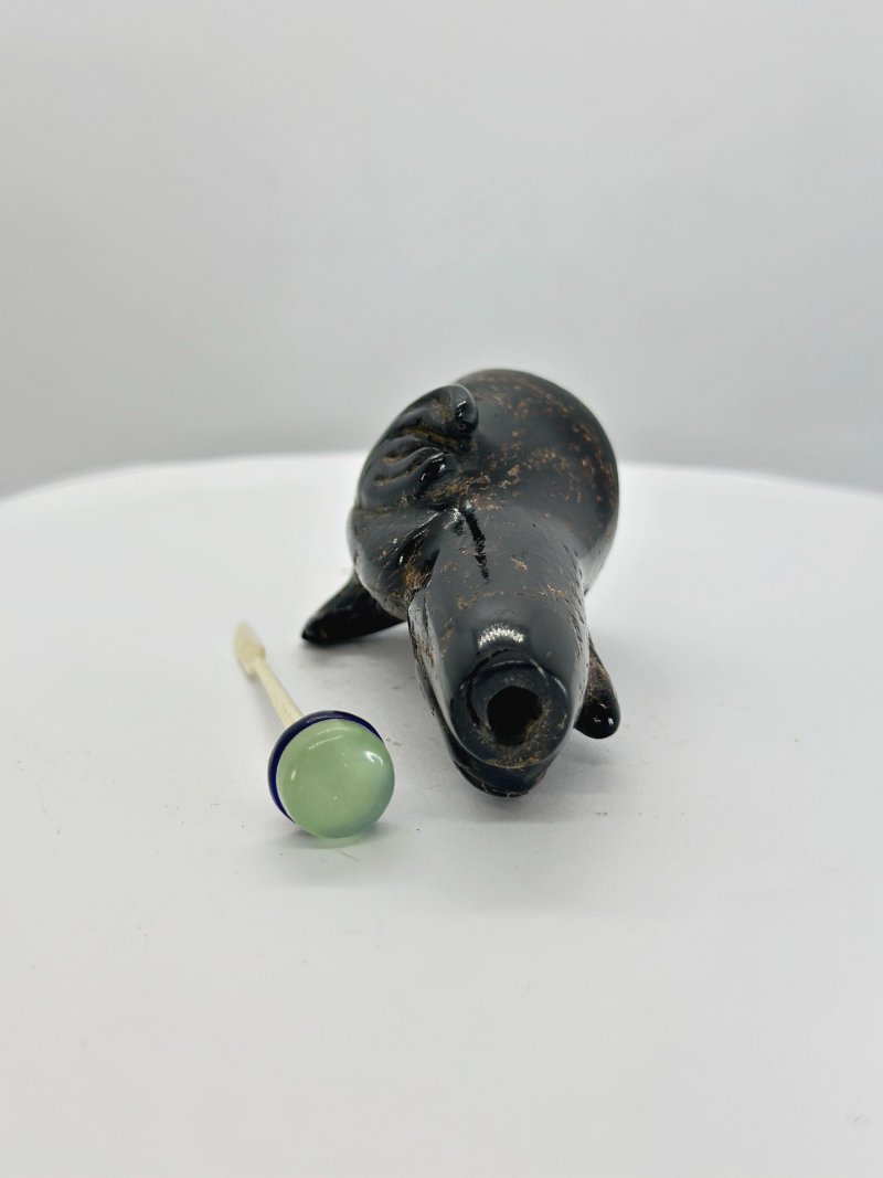 十九/二十世紀 石榴紅石英磨花、黑琥珀魚紋鼻煙壺二件 | A FACETED QUARTZ AND A BLACK AMBER SNUFF BOTTLE - 图11