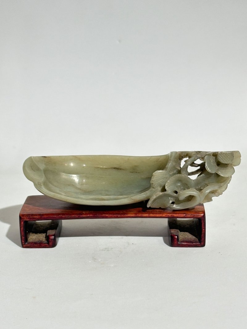 莫臥兒 十九世紀 翠玉花卉紋執瓢 及座 | A PALE GREEN JADE WASHER - 图9