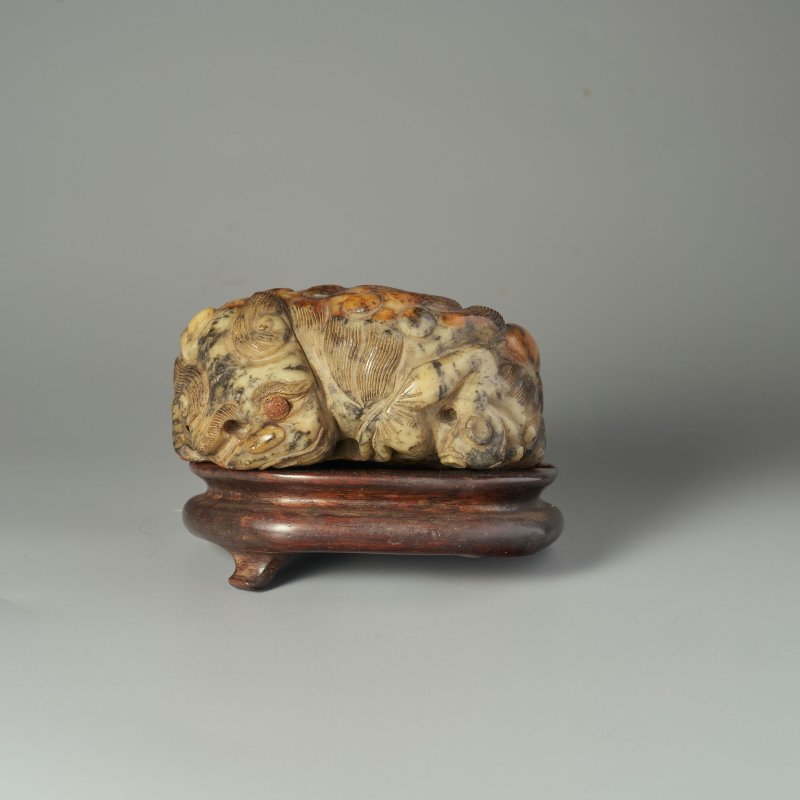 清十九世紀 青玉帶沁獅紋山子 及座 | A GREEN AND RUSSET JADE 'BUDDHIST LION' BOULDER