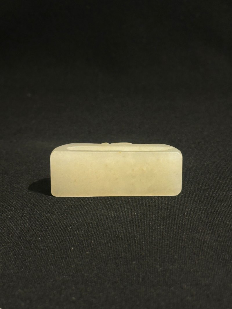 清 白玉瑞獸紋帶穿 | A WHITE JADE BELT FITTING - 图6