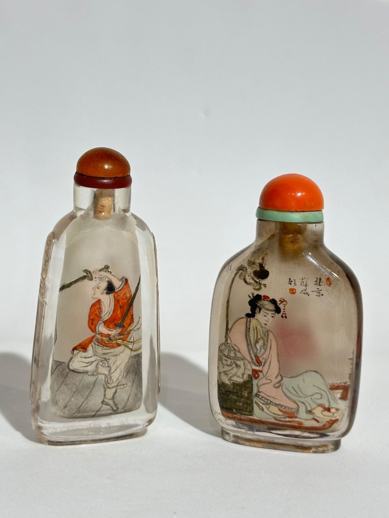 民國 薛成彩作 水晶內畫「北京」、「尤氏」鼻煙壺二件 | TWO INSIDE PAINTED ROCK CRYSTAL SNUFF BOTTLES - 图6