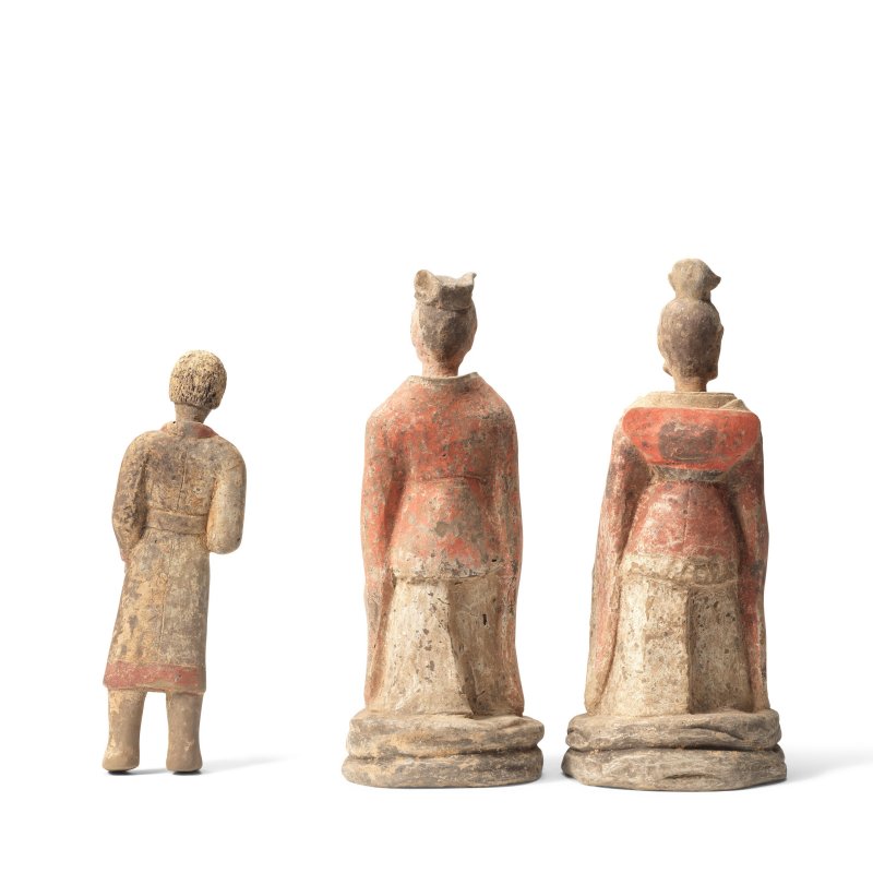 北魏 陶文官俑兩件及陶胡人俑一件 | TWO PAINTED POTTERY FIGURES OF OFFICIALS AND A FIGURE OF A FOREIGN GROOM - 图2