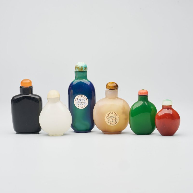 十九世紀 玻璃仿翡翠、玉、瑪瑙、煤晶、蜜蠟鼻煙壺共六件 | SIX GLASS IMITATION SNUFF BOTTLES - 图1