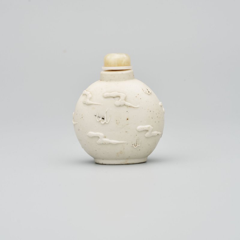 清光緒 瓷胎模印雲龍紋鼻煙壺 | A MOULDED BISCUIT PORCELAIN 'DRAGON' SNUFF BOTTLE - 图10