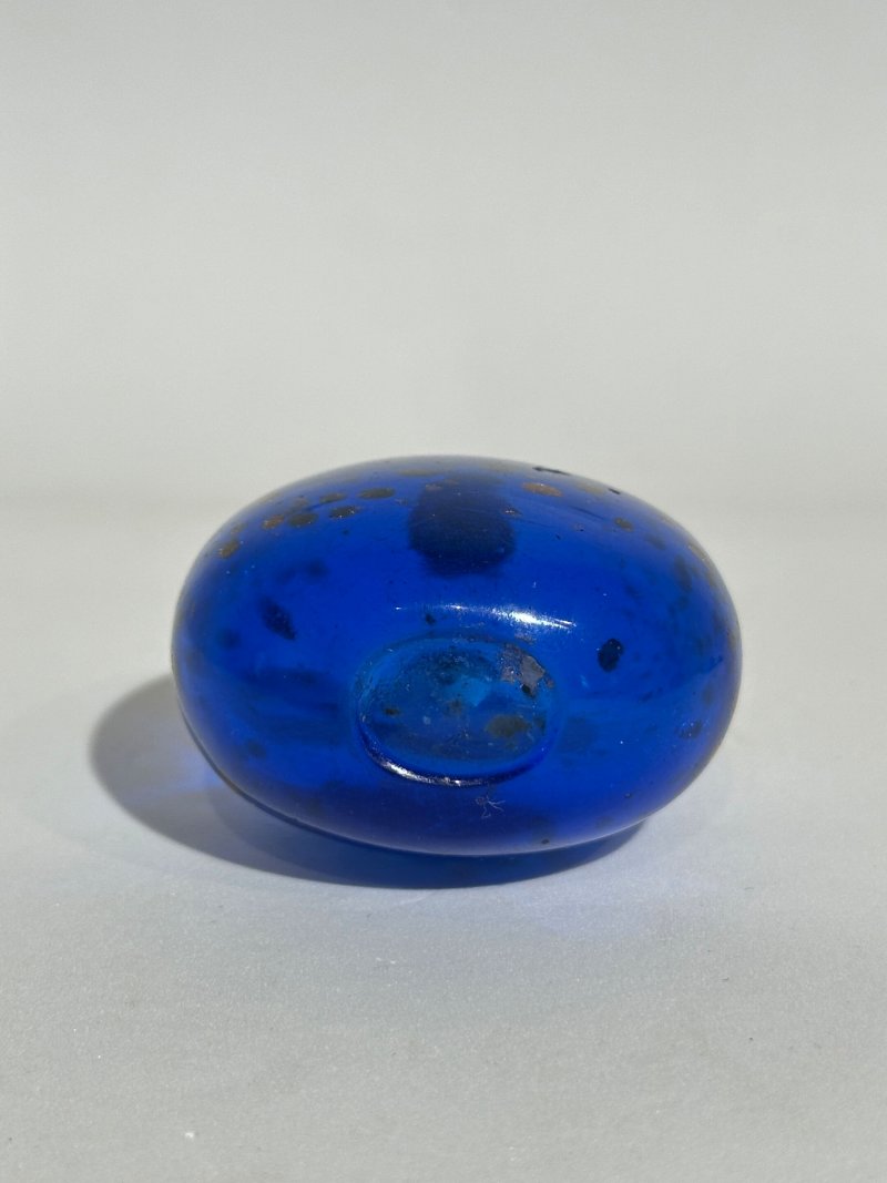 清十九世紀 藍地灑金星玻璃鼻煙壺 | A SAPPHIRE-BLUE AVENTURINE-GLASS SNUFF BOTTLE - 图5