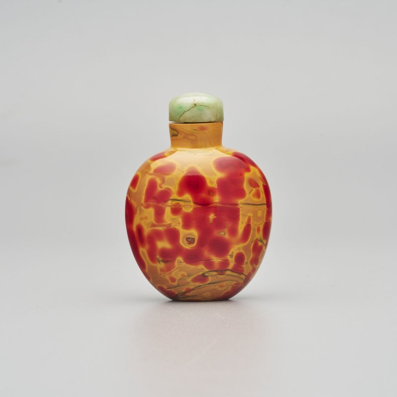 清十九世紀 玻璃胎仿雄黃鼻煙壺、翡翠蓋 | A GLASS SNUFF BOTTLE IMITATING REALGAR - 图1