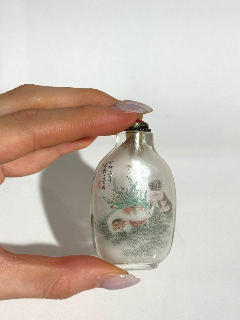 玻璃內畫仿曹克家「耄耋」鼻煙壺 一九八七年作 | AN INSIDE PAINTED GLASS 'CAT AND BUTTERFLY' SNUFF BOTTLE IN THE STYLE OF CAO KEJIA (1906-1979) - 图3