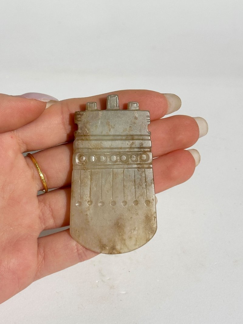十九/二十世紀 青玉帶沁仿古鉞 | AN ARCHAISTIC RUSSET JADE AXE BLADE, YUE - 图4