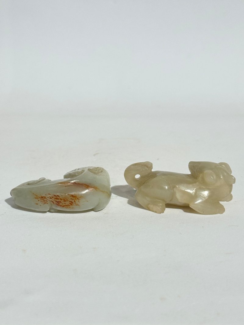 十九/二十世紀 青白玉⌈貓⌋、⌈天祿⌋把件 | TWO GREENISH WHITE JADE CARVINGS OF A CAT AND A TIANLU - 图6