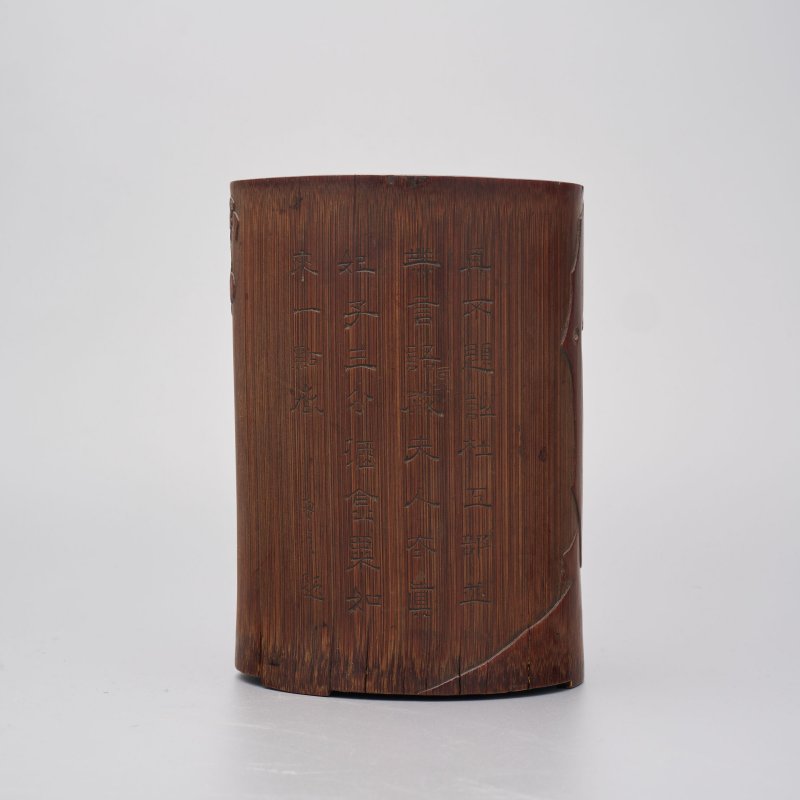 民國 竹雕蟈蟈桑葉紋筆筒 | A BAMBOO 'FLORAL' BRUSH POT