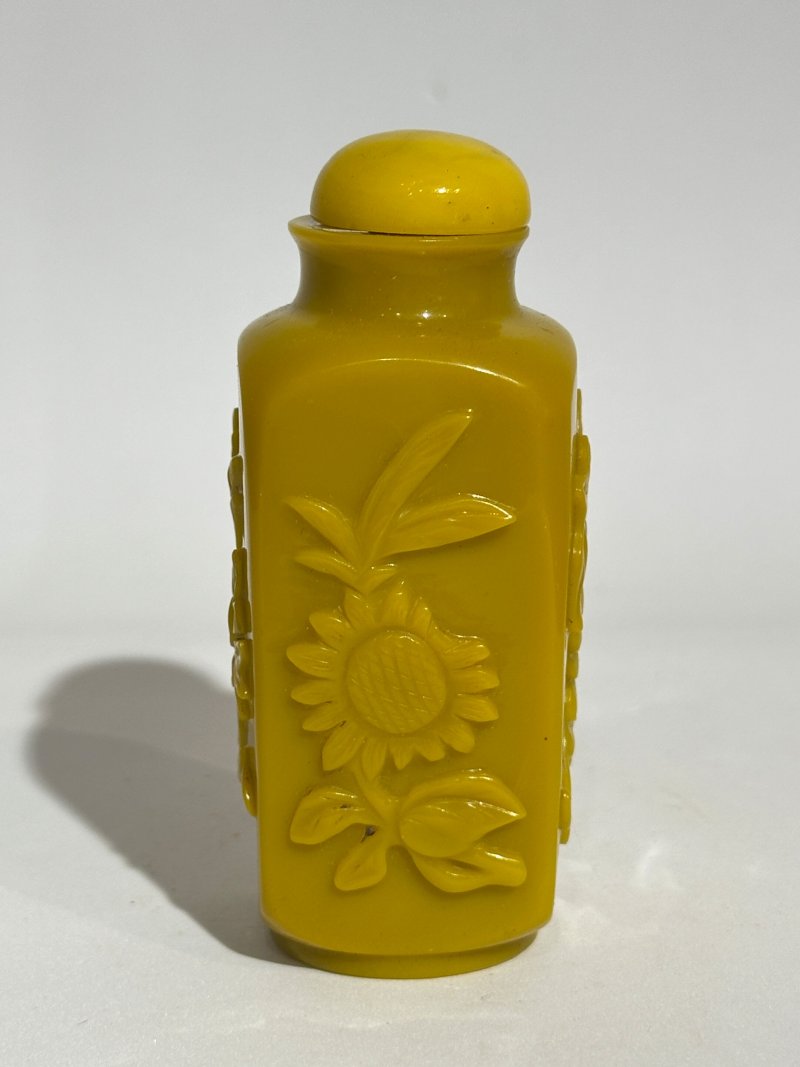 二十世紀 雞油黃玻璃光素、花卉紋鼻煙壺四件 | FOUR YELLOW GLASS SNUFF BOTTLES - 图14