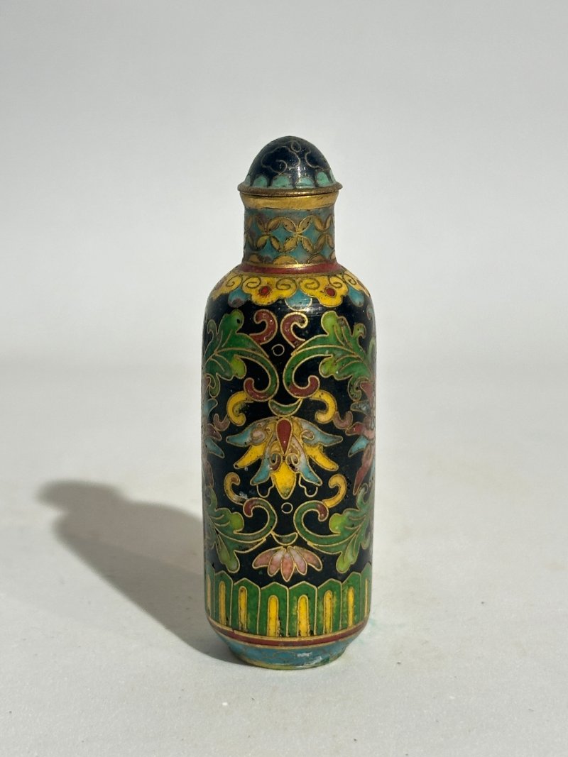 十九/二十世紀 銅胎琺瑯鼻煙壺七件 （博古）⌈乾隆年製⌋款 | SEVEN CLOISONNE ENAMEL SNUFF BOTTLES - 图36