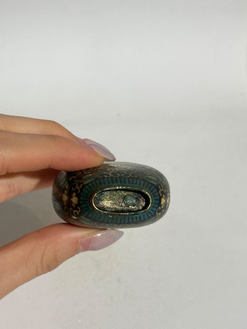 十九/二十世紀 銅胎琺瑯鼻煙壺七件 （博古）⌈乾隆年製⌋款 | SEVEN CLOISONNE ENAMEL SNUFF BOTTLES - 图4