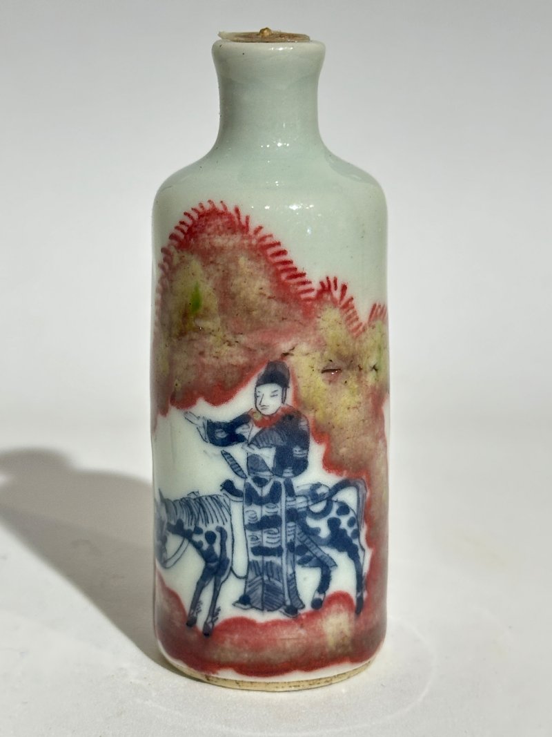 十九/二十世紀 青花⌈二甲傳臚⌋、⌈武松打虎⌋、⌈游龍戲珠⌋、壽字紋、人物紋、青花釉裏紅武士紋、生肖紋鼻煙壺八件 （武士）⌈大清雍正年製⌋青花楷書款、（龍）⌈雍正年製⌋青花楷書款 | EIGHT CERAMIC SNUFF BOTTLES - 图44