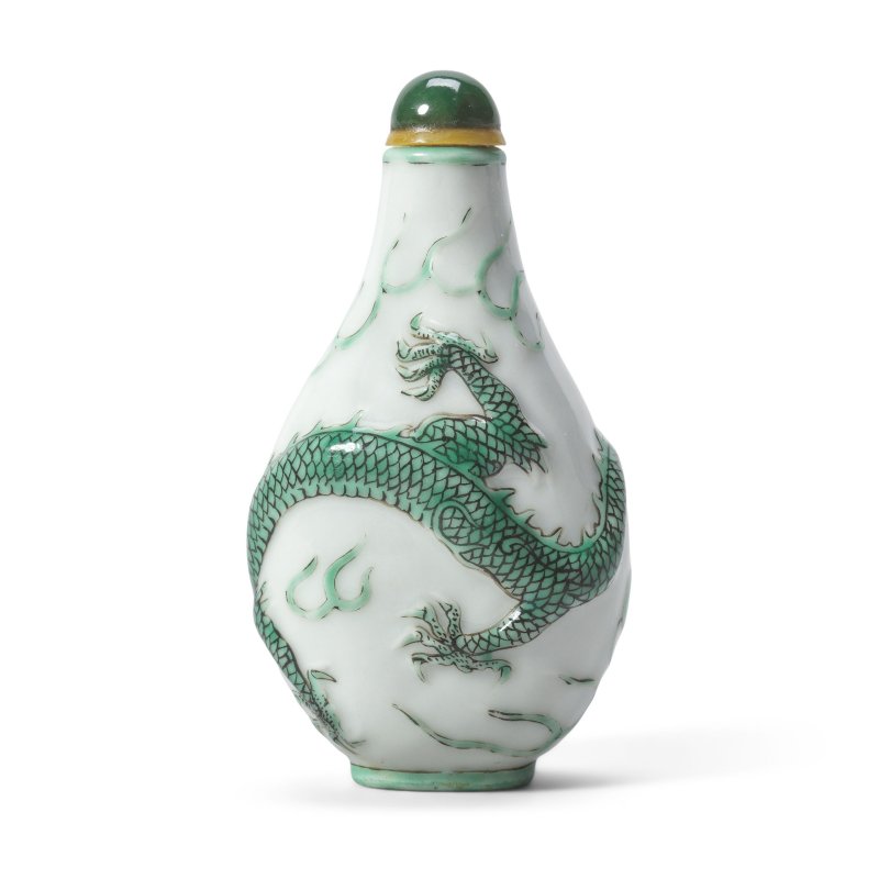 清道光 黑綠彩模印龍紋鼻烟壺 | A MOULDED GREEN AND BLACK ENAMELLED 'DRAGON' SNUFF BOTTLE - 图3