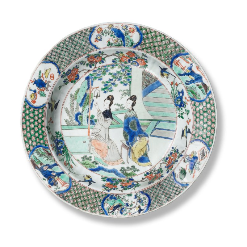 清康熙 五彩仕女圖盤 | A FAMILLE VERTE 'LADIES' DISH