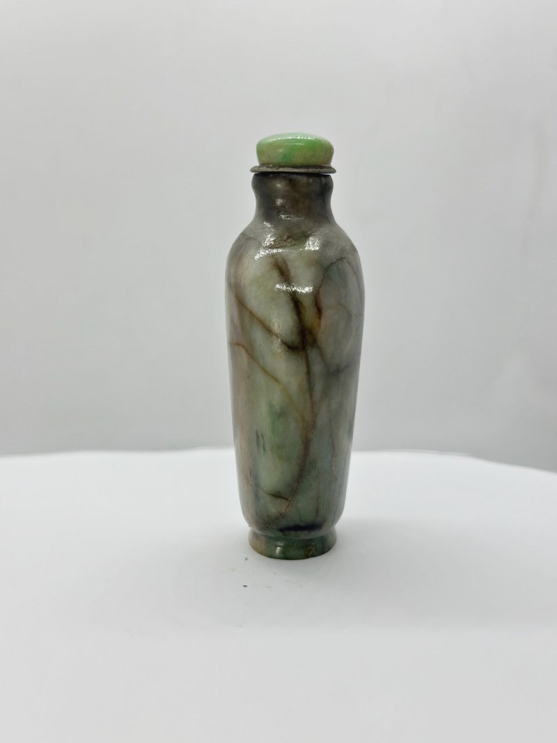 十九/二十世紀 雙色翡翠鼻煙壺二件、珊瑚蓋及翡翠蓋 | TWO BLACK AND GREEN JADEITE SNUFF BOTTLES - 图7