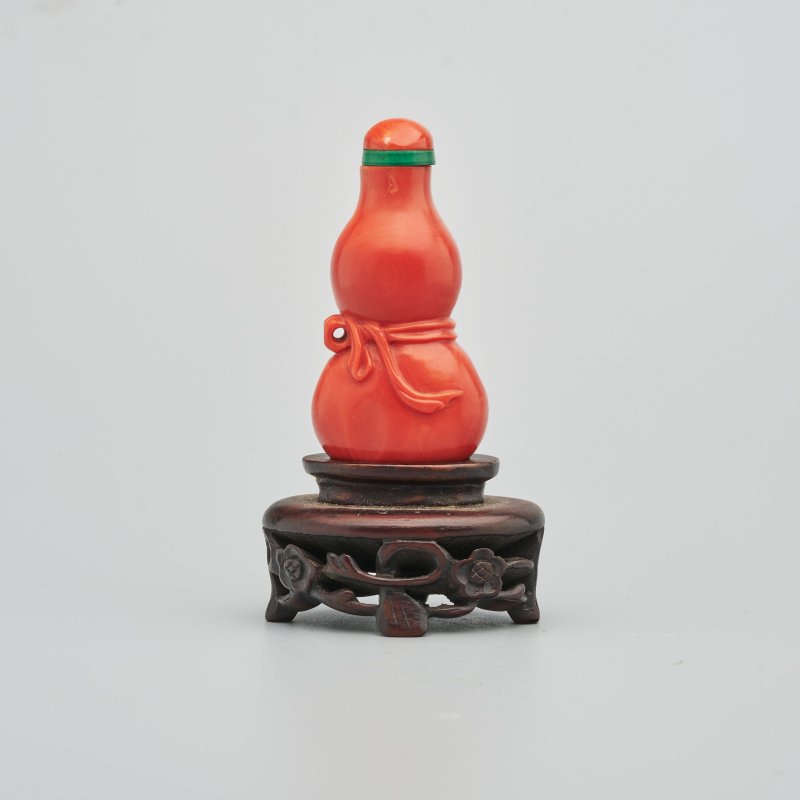 清中晚期 珊瑚葫蘆包袱紋鼻煙壺、珊瑚蓋 | A CORAL 'GOURD' SNUFF BOTTLE - 图1