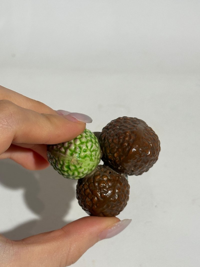 清十九世紀 仿生瓷荔枝、核桃形鼻煙壺二件、珊瑚蓋 及座 | TWO CERAMIC 'LYCHEE' AND 'WALNUT' SNUFF BOTTLES - 图10
