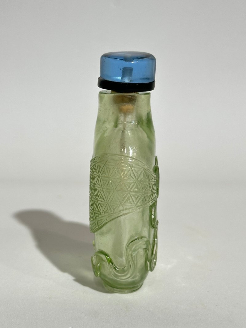 1750-1850 透明綠玻璃包袱紋鼻煙壺 | A TRANSPARENT GREEN GLASS 'BROCADE' SNUFF BOTTLE - 图6