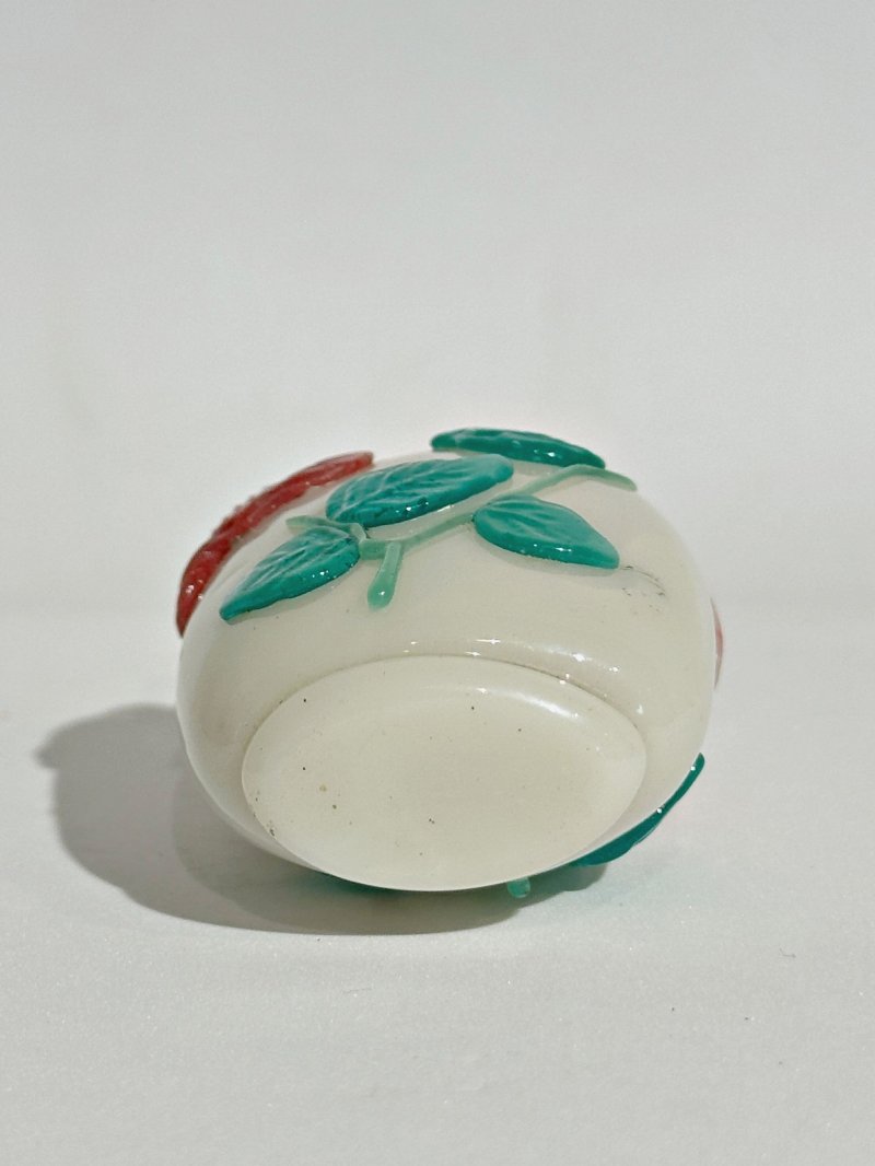 二十世紀 涅白地套雙色玻璃花紋鼻煙壺、翡翠蓋 | A PINK AND GREEN OVERLAY WHITE GLASS 'FLOWER' SNUFF BOTTLE - 图5