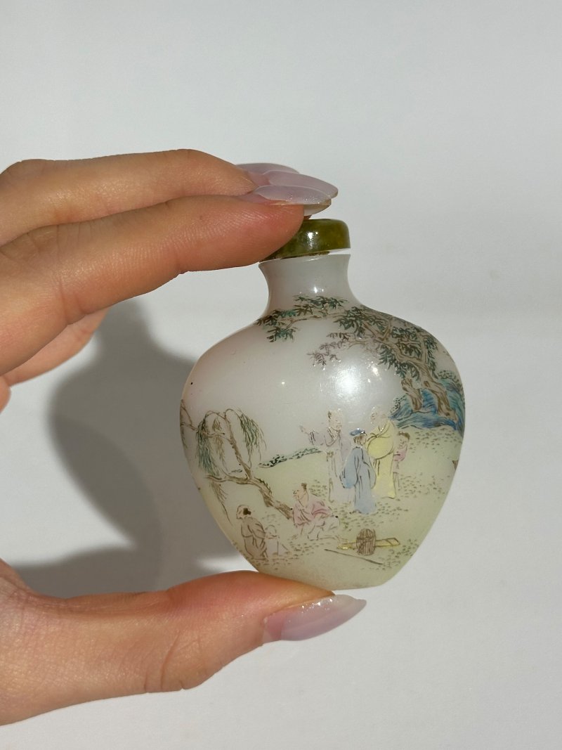 民國 涅白玻璃胎畫琺瑯山水人物紋鼻煙壺 ⌈古月軒⌋款 | AN ENAMELLED MILKY GLASS 'LANDSCAPE AND FIGURES' SNUFF BOTTLE - 图3