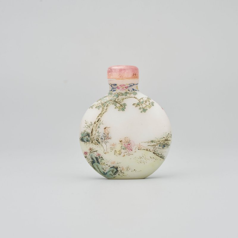 民國 乳白玻璃胎畫琺瑯⌈嬰戲•採菊⌋鼻煙壺 ⌈乾隆年製⌋紅料篆書款 | A FAMILLE ROSE ENAMELLED MILKY GLASS SNUFF BOTTLE - 图12