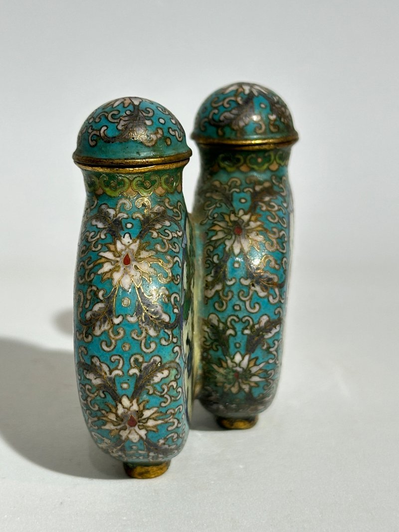 二十世紀 銅胎掐絲琺瑯博古紋雙聯鼻煙壺 | A CLOISONNÉ 'HUNDRED ANTIQUES' DOUBLE SNUFF BOTTLE - 图7