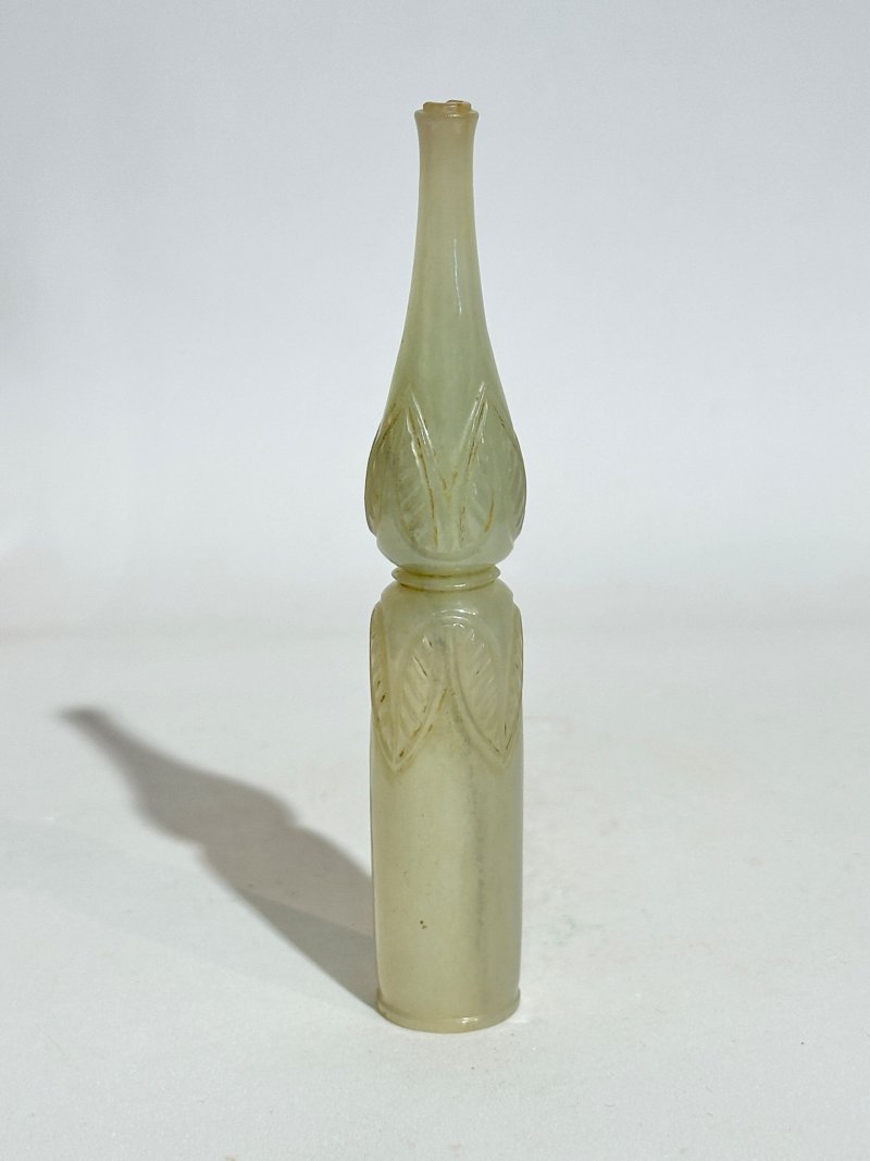 莫臥兒 十八/十九世紀 青白玉葉紋水煙嘴 | A GREENISH WHITE JADE 'FOLIATE' WATER PIPE MOUTHPIECE - 图4