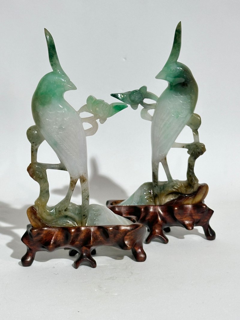 二十世紀 翡翠鳳頭鸚鵡擺件成對 及座 | A PAIR OF JADEITE CARVINGS OF COCKATOOS - 图5