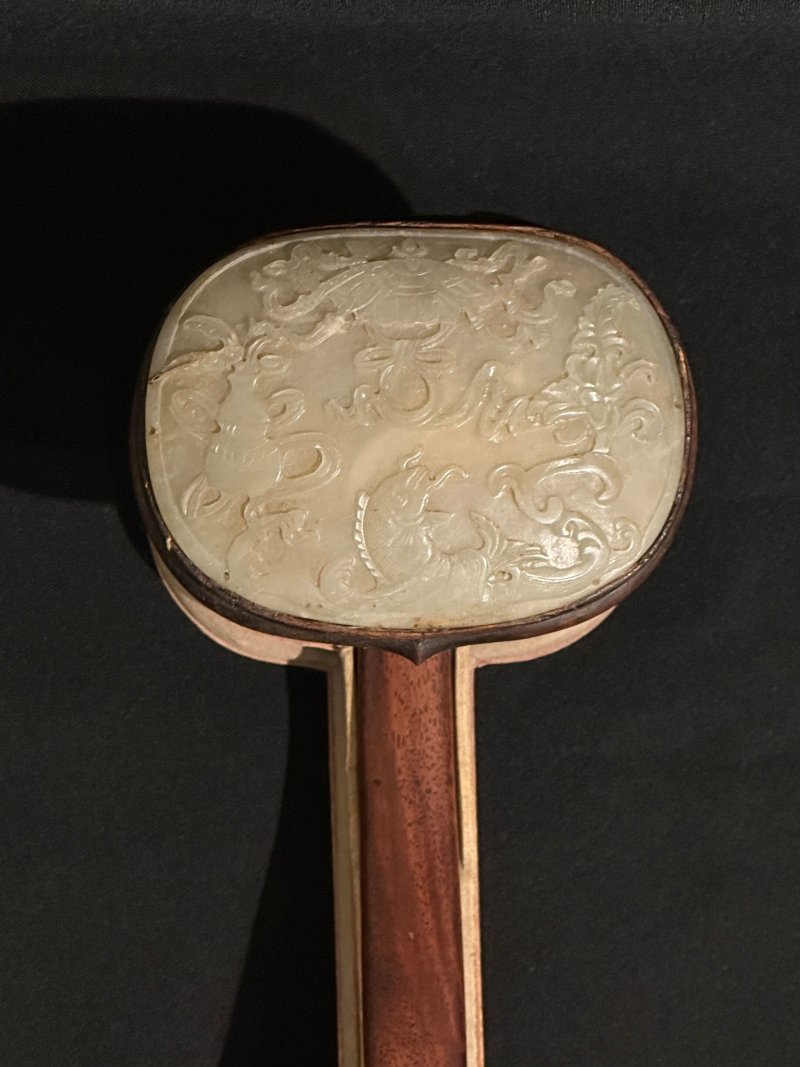 晚清 紅木嵌玉⌈八寶紋⌋如意 及座 | A ROSEWOOD JADE-INSET RUYI - 图4