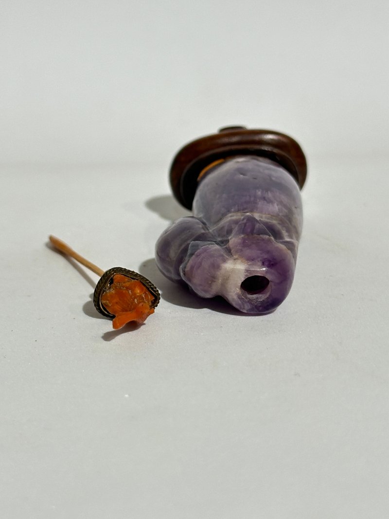十九/二十世紀 瑪瑙、紫水晶鼻煙壺三件 | A CARNELIAN AND TWO AMETHYST SNUFF BOTTLES - 图10
