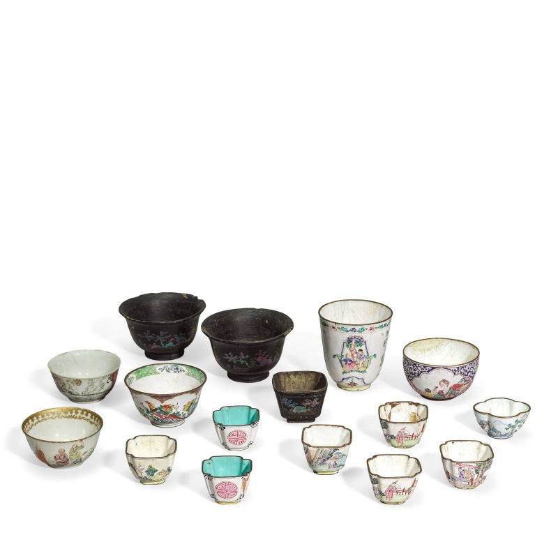 十八世紀 畫琺琅、粉彩及黑漆嵌螺鈿盃一組 | A COLLECTION OF PAINTED ENAMEL, FAMILLE ROSE, AND MOTHER-OF-PEARL INLAID BLACK LACQUER CUPS - 图2