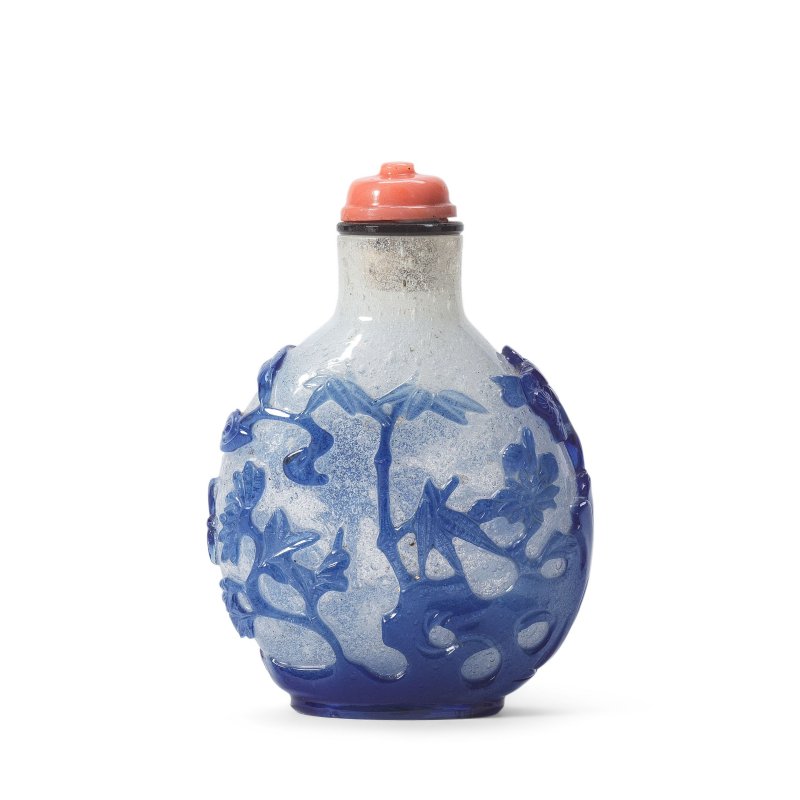 清 一七三零至一七八零年 雪霏地套藍料鼻烟壺 | A SAPPHIRE-BLUE GLASS OVERLAY SNUFF BOTTLE