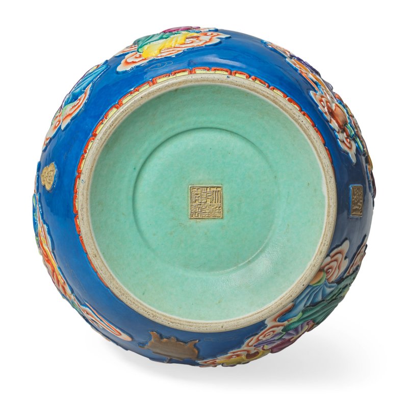 二十世紀 粉彩十八羅漢紋瓶 | A FAMILLE ROSE MOULDED 'EIGHTEEN LUOHAN' VASE - 图2