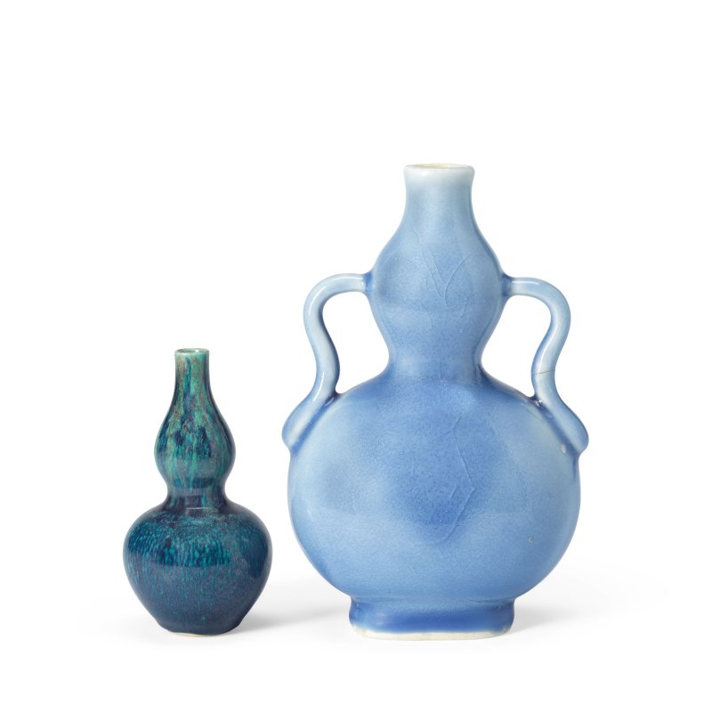 清 藍釉葫蘆瓶兩件 | TWO BLUE-GLAZED DOUBLE GOURD VASES - 图3