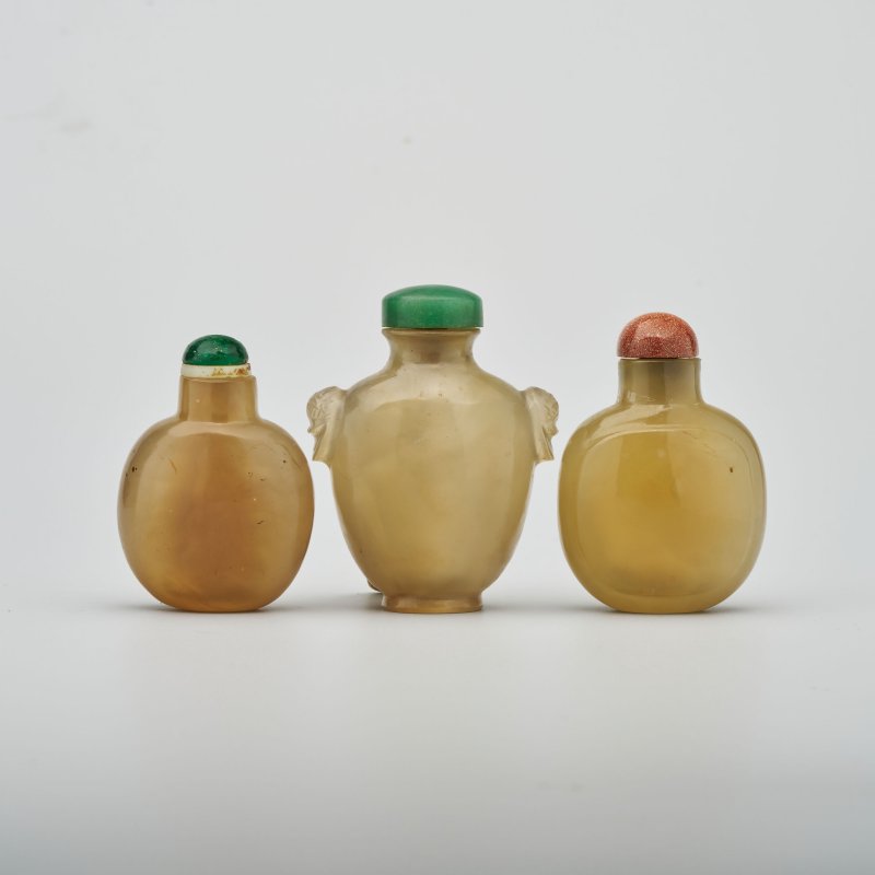 清十九世紀 瑪瑙素紋鼻煙壺三件 | THREE CHALCEDONY AGATE SNUFF BOTTLES - 图1