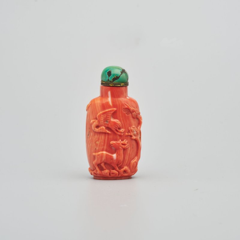 清十九世紀 珊瑚⌈六合同春⌋鼻煙壺 | A CORAL 'DEER AND CRANE' SNUFF BOTTLE - 图1