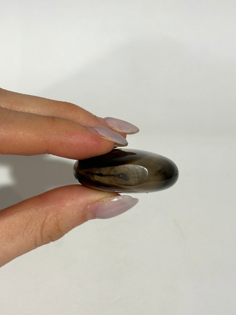 清十九世紀 瑪瑙鼻煙壺、珊瑚蓋 | AN AGATE SNUFF BOTTLE - 图2