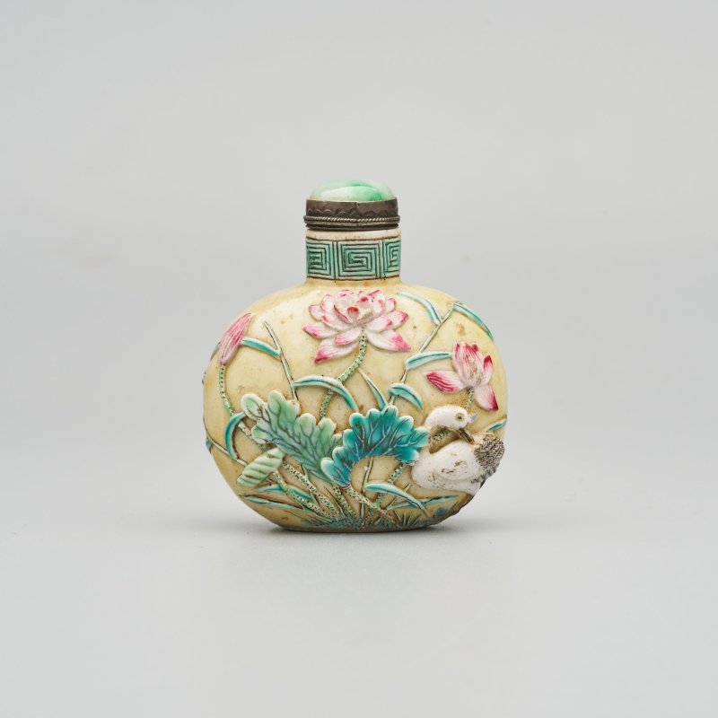 清十九世紀 瓷胎⌈一路連科⌋鼻煙壺、翡翠蓋 | A BISCUIT PORCELAIN 'EGRET AND LOTUS' SNUFF BOTTLE - 图8